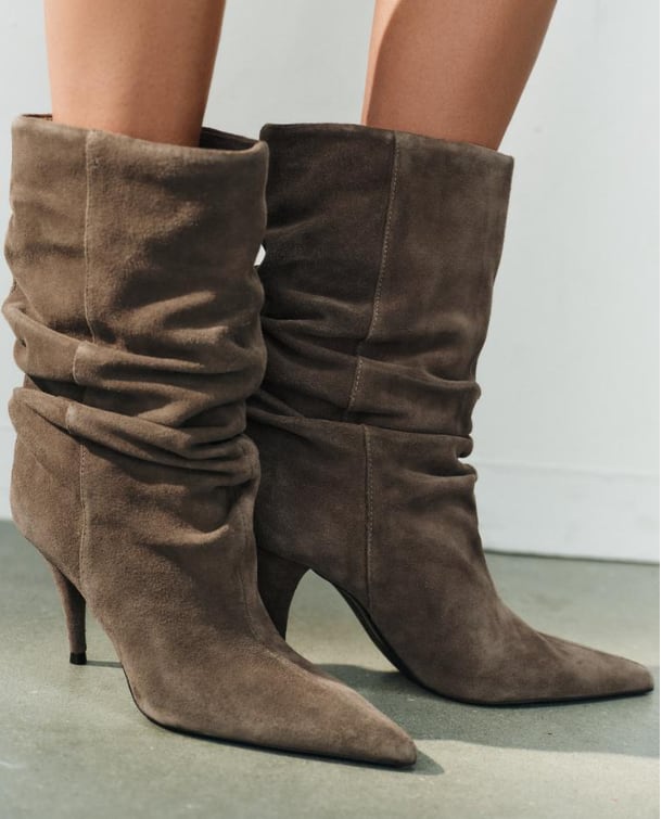 Bota tacón fruncida de serraje