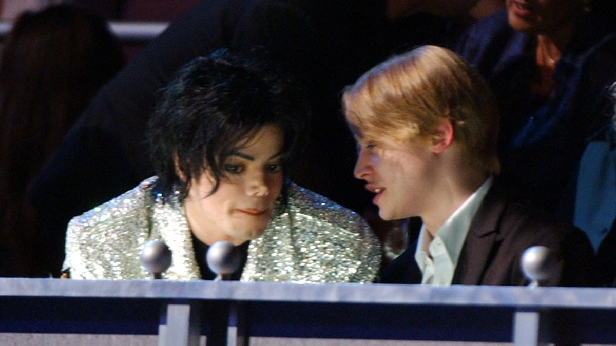 Michael Jackson pasó cinco días en Londres con Macaulay Culkin a pesar de las muletas: “Me he roto dos huesos del pie y me duele”