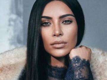 Kim Kardashian desnuda y llena de brillo