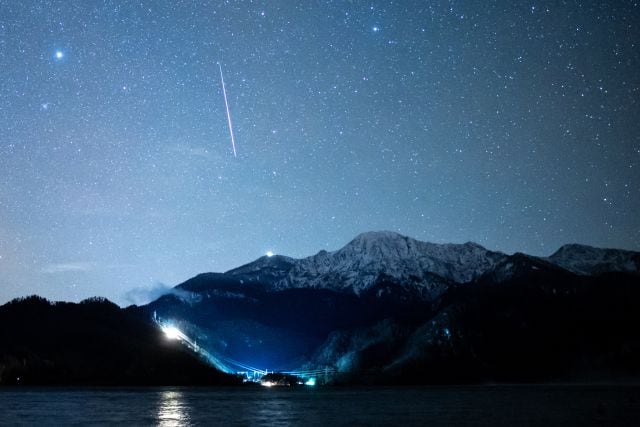 Imagen de una lluvia de estrella en unas las nevadas montañas alemanas que acogen la estación de esquí de Herzogstand, en Alemania, 2020