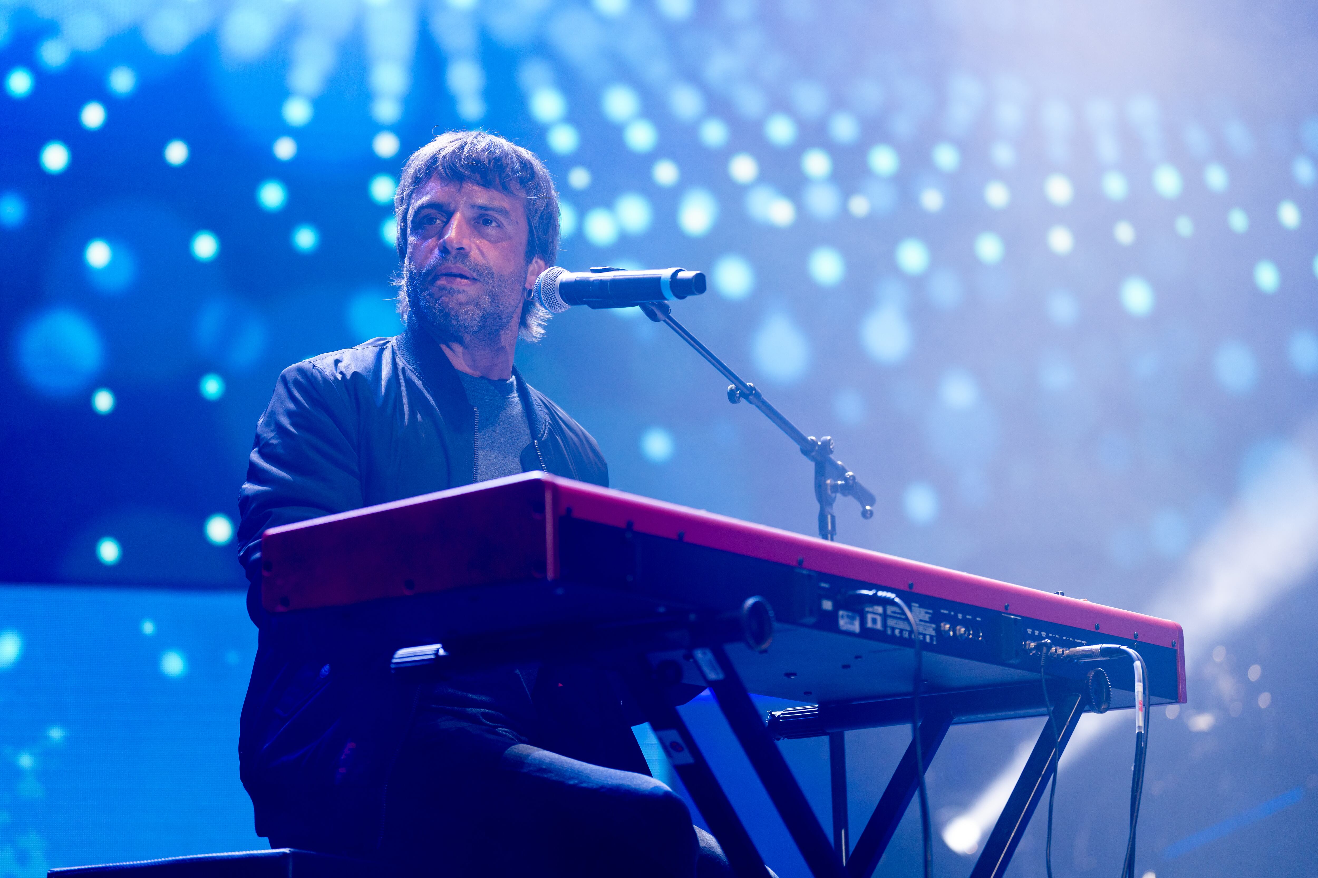 Manu Guix fue el encargado de abrir esta noche tan especial en el Olimpic Arena Badalona con el piano
