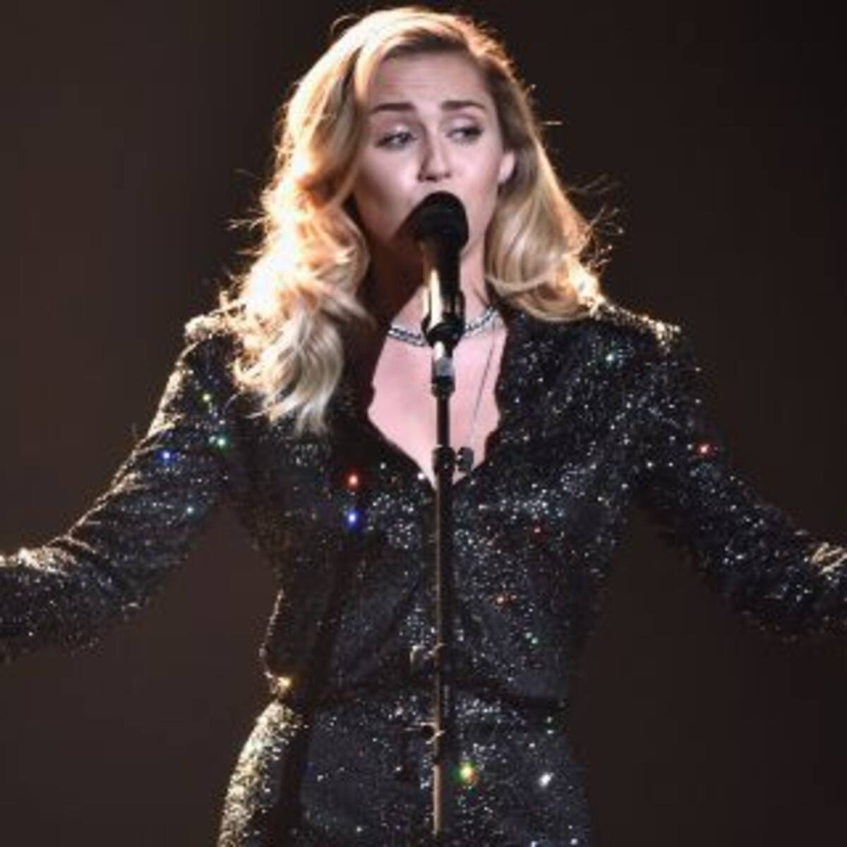 Miley Cyrus lanzó su propia línea de zapatillas