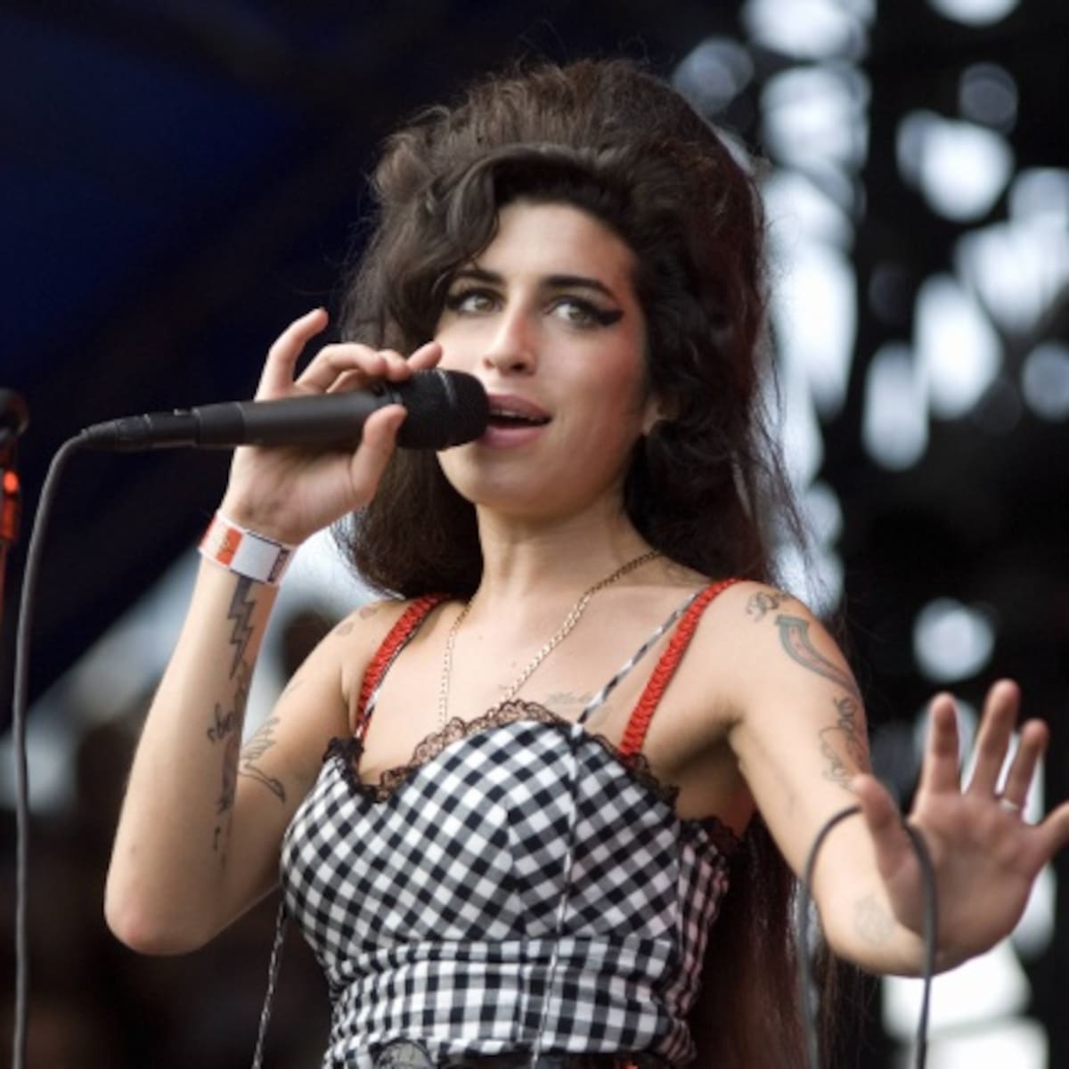 Amy Winehouse sigue sin poder descansar: su padre es condenado a pagar casi un millón de libras por sus pertenencias