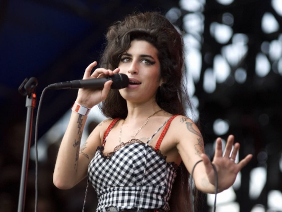 Amy Winehouse sigue sin poder descansar: su padre es condenado a pagar casi un millón de libras por sus pertenencias