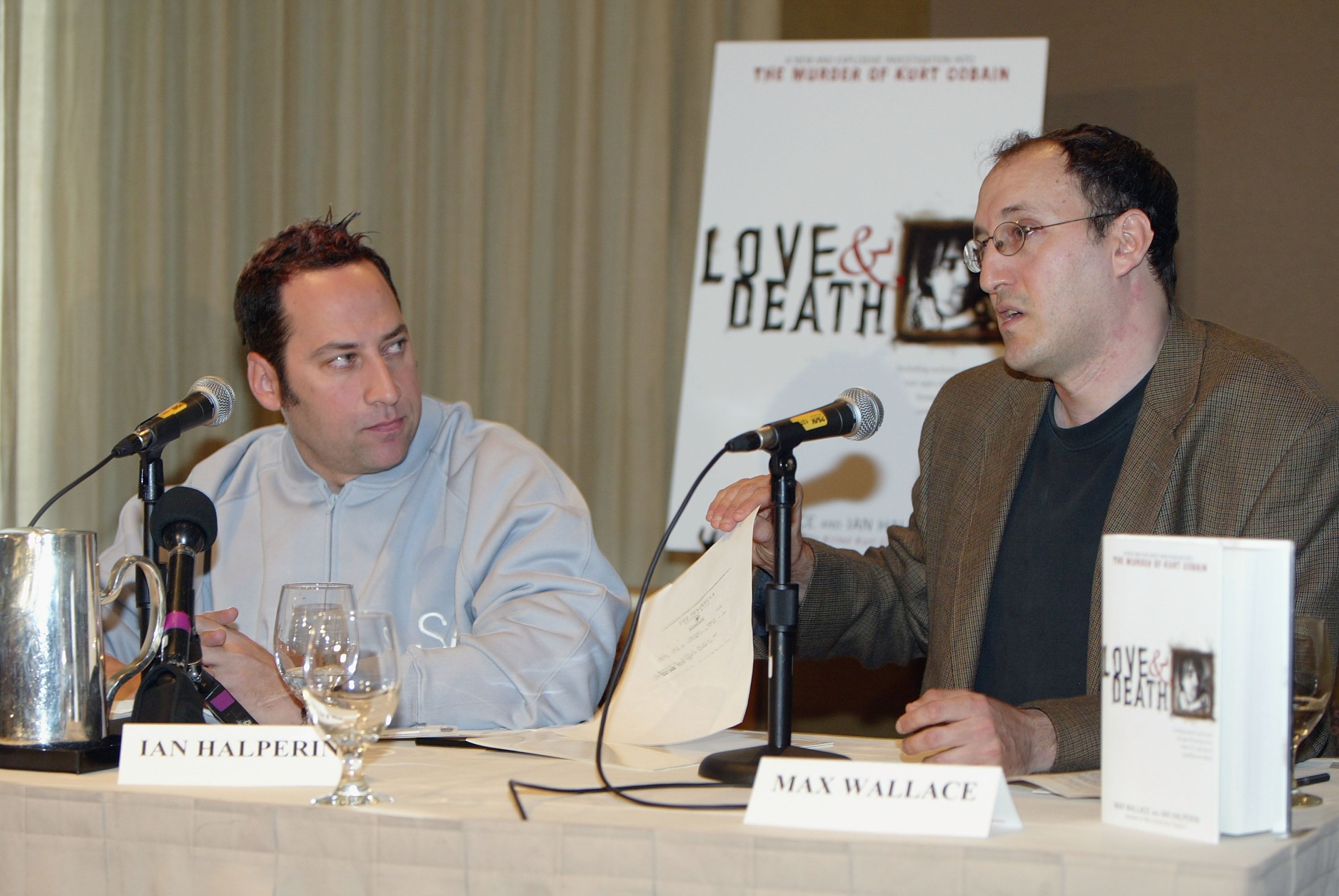 Los autores Ian Halperin y Max Wallace durante la presentación del libro &quot;Love And Death: The Murder Of Kurt Cobain&quot;