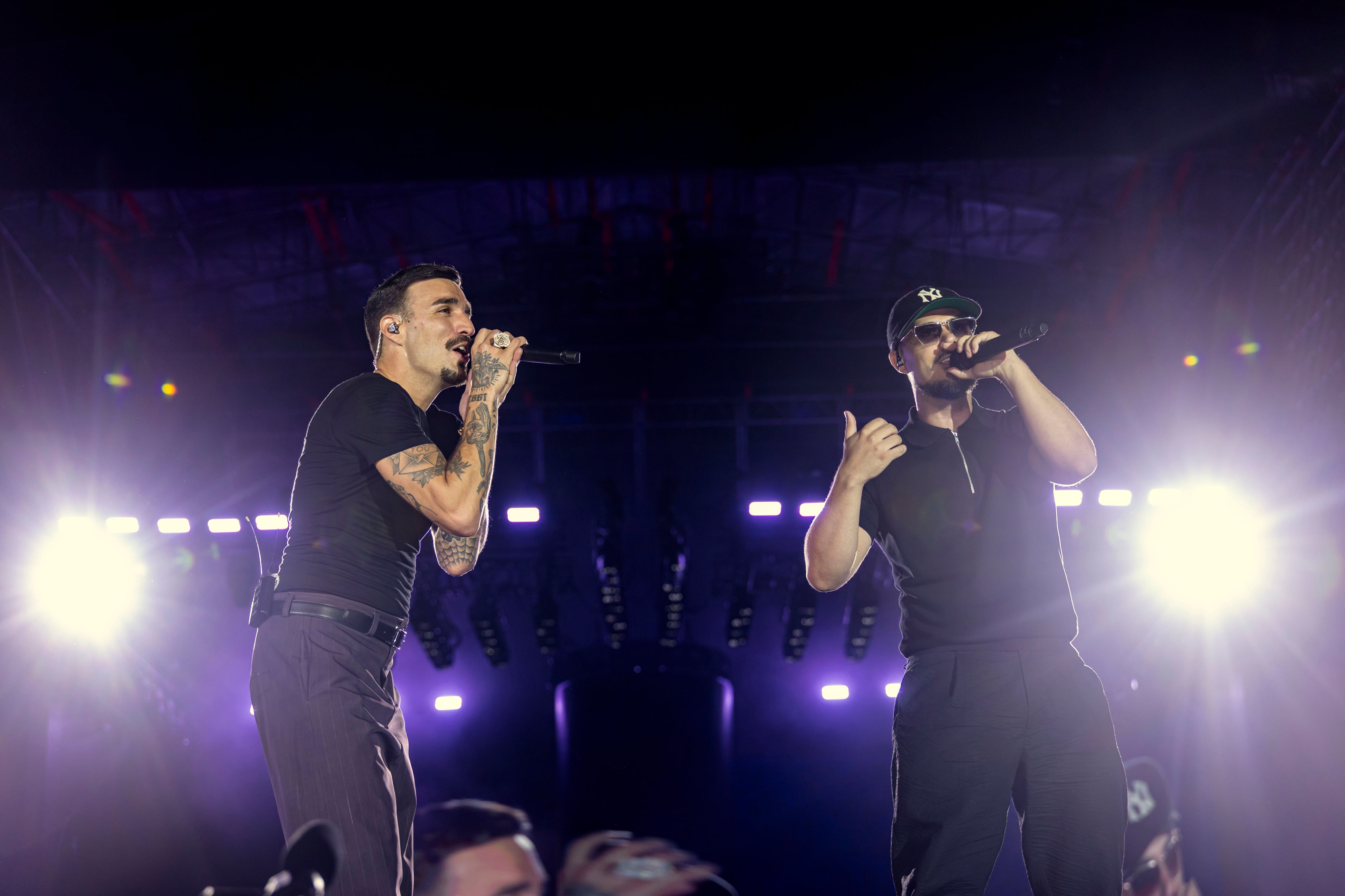 Rels B y Dellafuente en el escenario del Estadio de San Moix