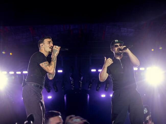 Rels B y Dellafuente en el escenario del Estadio de San Moix