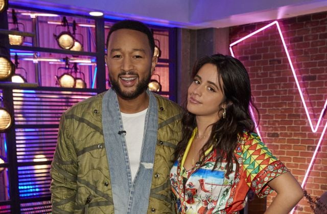 Camila Cabello junto a John Legend en su participación con asesora en la temporada 21 de The Voice