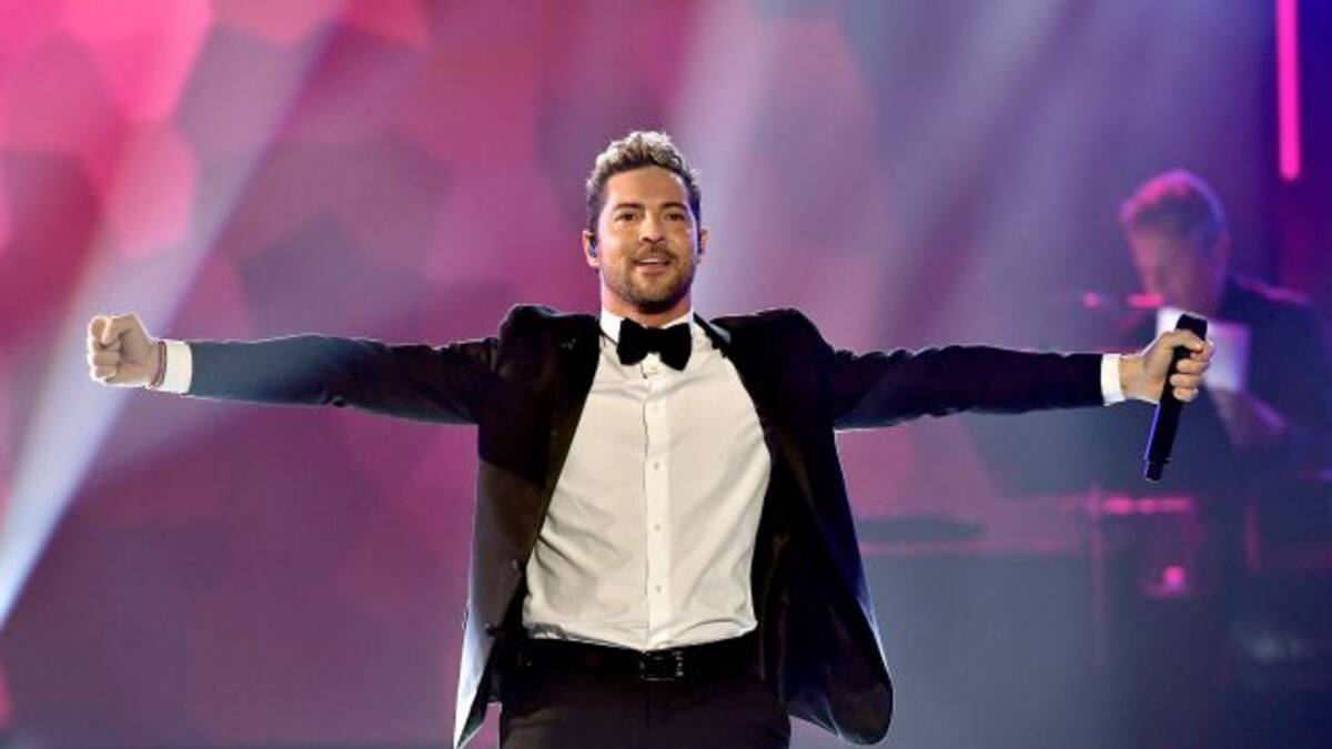 David Bisbal celebra su nº1 en LOS40 sin camiseta y bailando