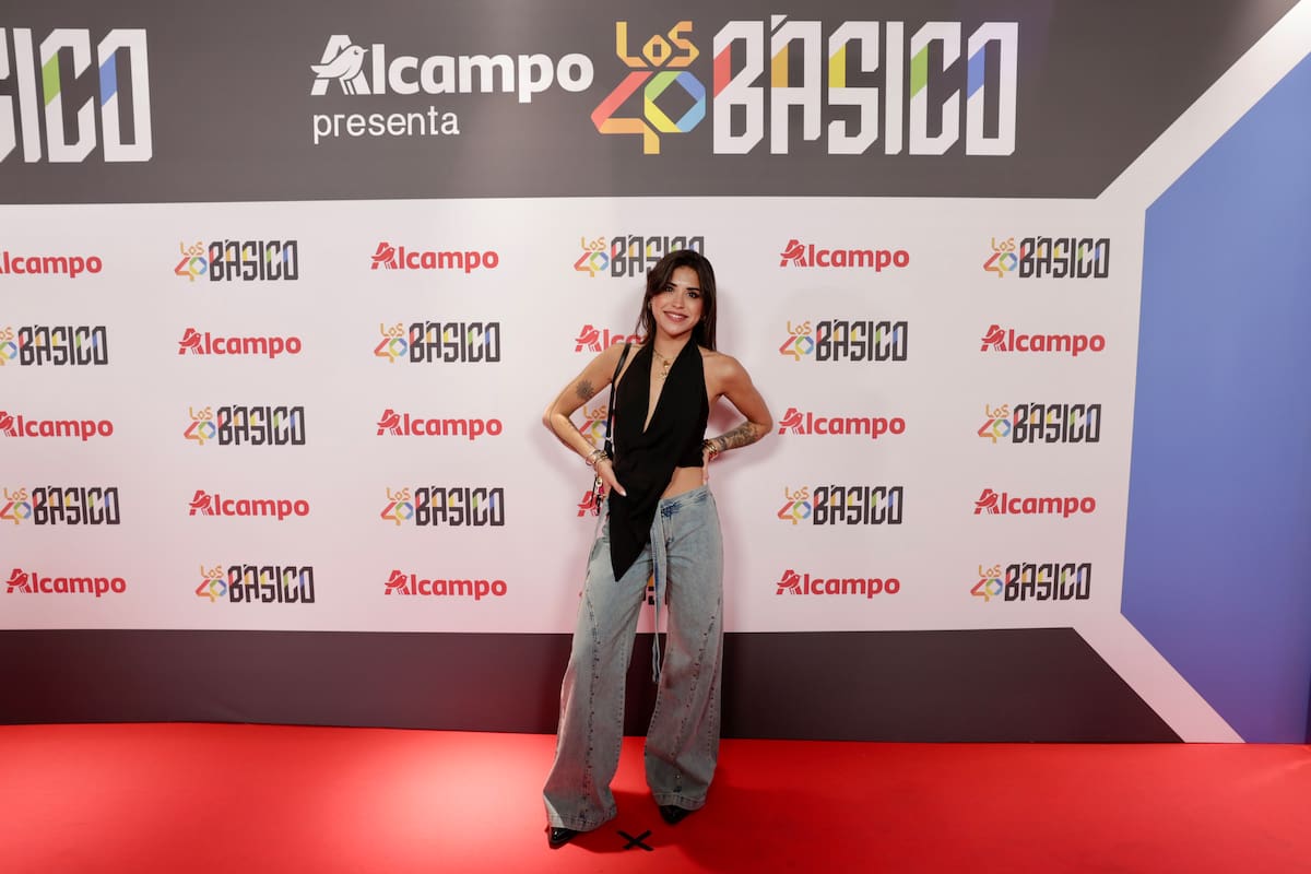 La creadora de contenido Belo Santo, posando en el photocall de LOS40 Básico con Pablo Alborán.