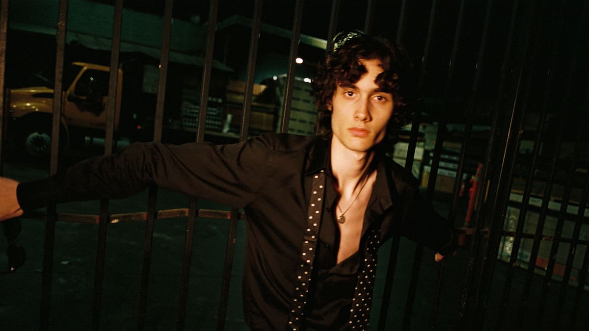 Niall Horan y sombr se unen para dar una actuación sorpresa en Londres