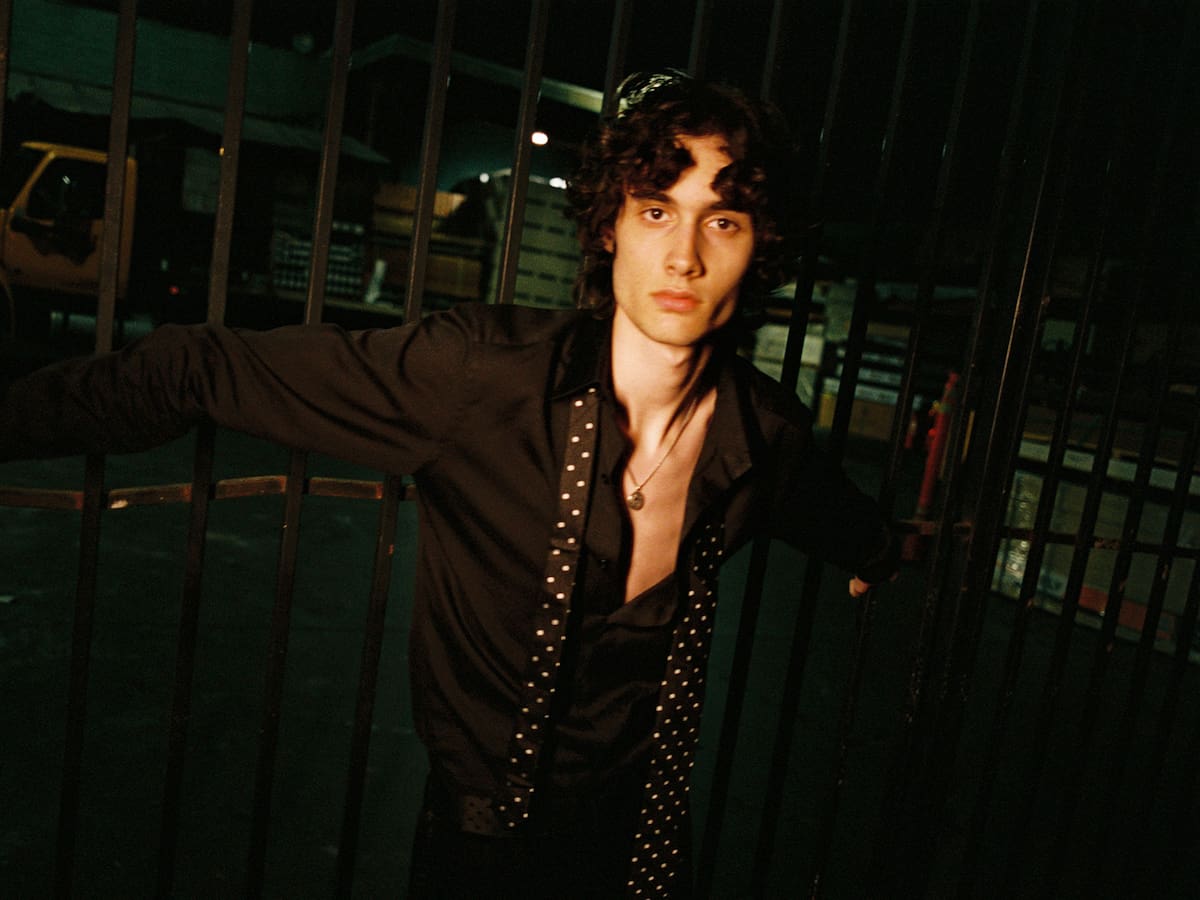 Niall Horan y sombr se unen para dar una actuación sorpresa en Londres