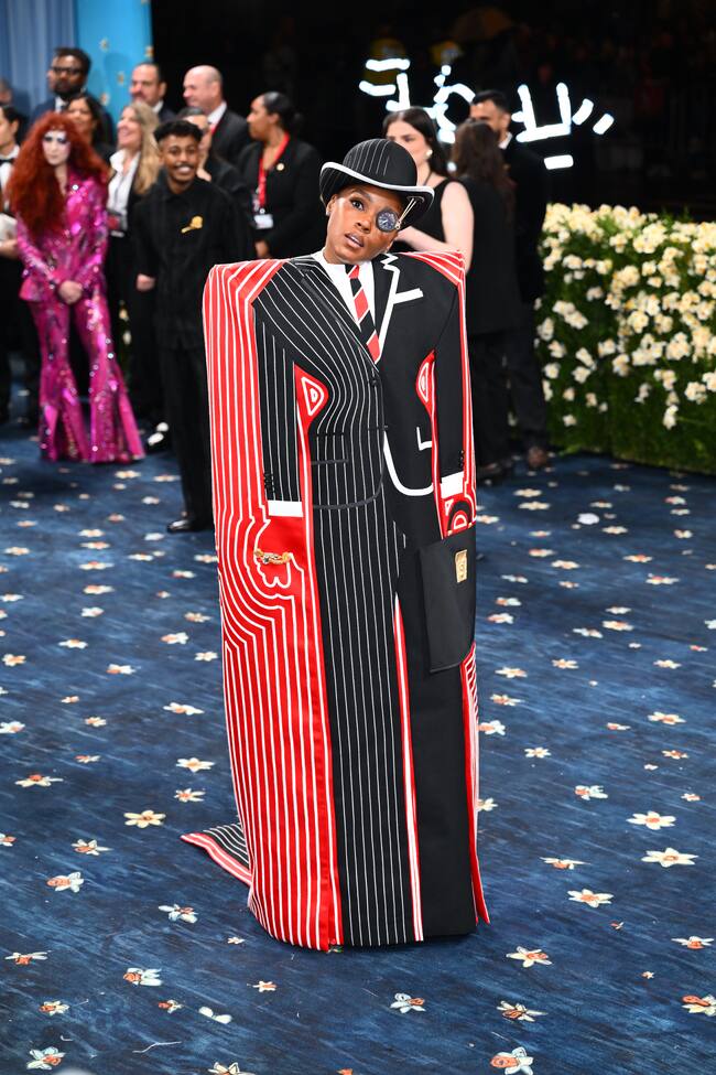 Janelle Monáe personificó el tema de la noche, el dandi negro, en rayas exageradas de Thom Browne. Todo llevado a la exageración.