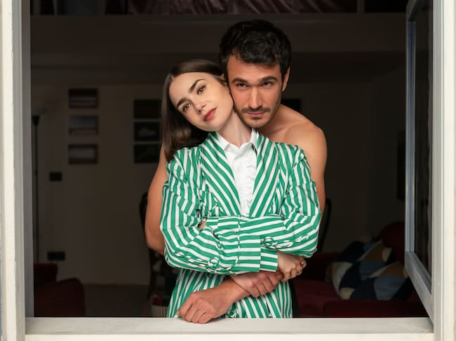 Lily Collins y Eugenio en un fotograma de 'Emily en París'