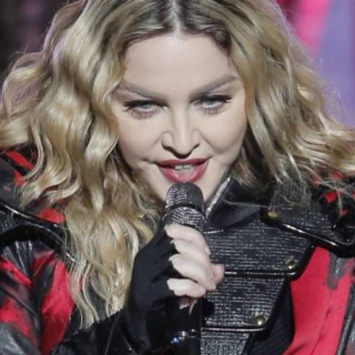 ¿Madonna dejó en topless a una chica arriba del escenario