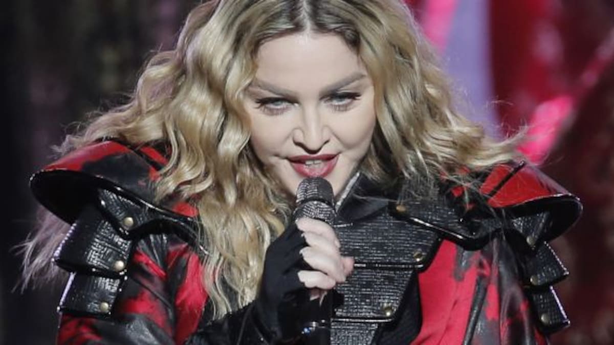¿Madonna dejó en topless a una chica arriba del escenario