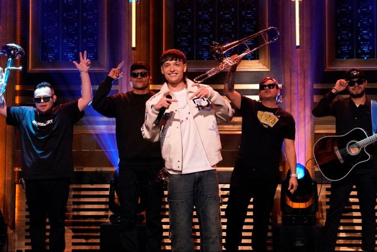 Peso Pluma en The Tonight Show con Jimmy Fallon, 2023. (Rosalind O&#039;Connor / NBC vía Getty Images)