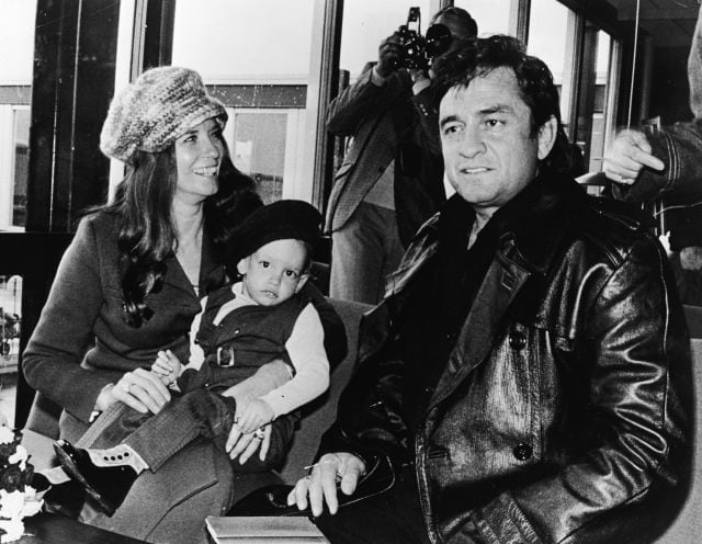 June Carter Cash con su marido Johnny Cash y su único hijo en común, John, en 1971.