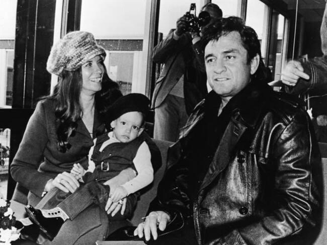 June Carter Cash con su marido Johnny Cash y su único hijo en común, John, en 1971.