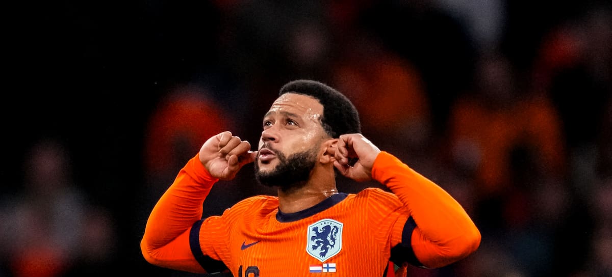 Memphis Depay, de la selección de los Países Bajos, celebra tras marcar el tercer gol de su equipo durante el partido de clasificación para el Mundial de la FIFA 2026 entre los Países Bajos y Finlandia, disputado en el Johan Cruijff Arena el 12 de octubre de 2025 en Ámsterdam, Países Bajos.