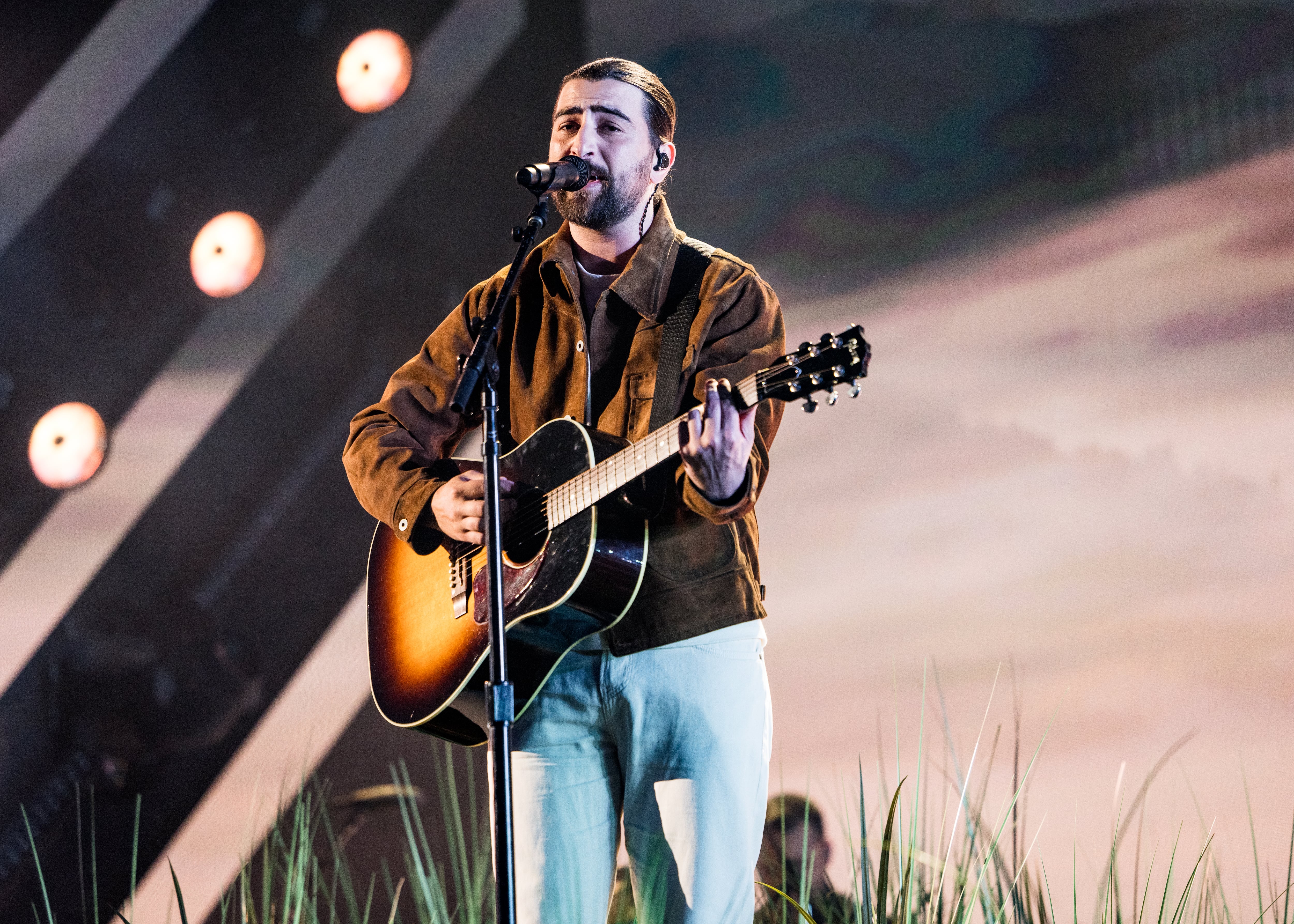 Noah Kahan actúa en la 59º edición de los Academy of Country Music Awards.