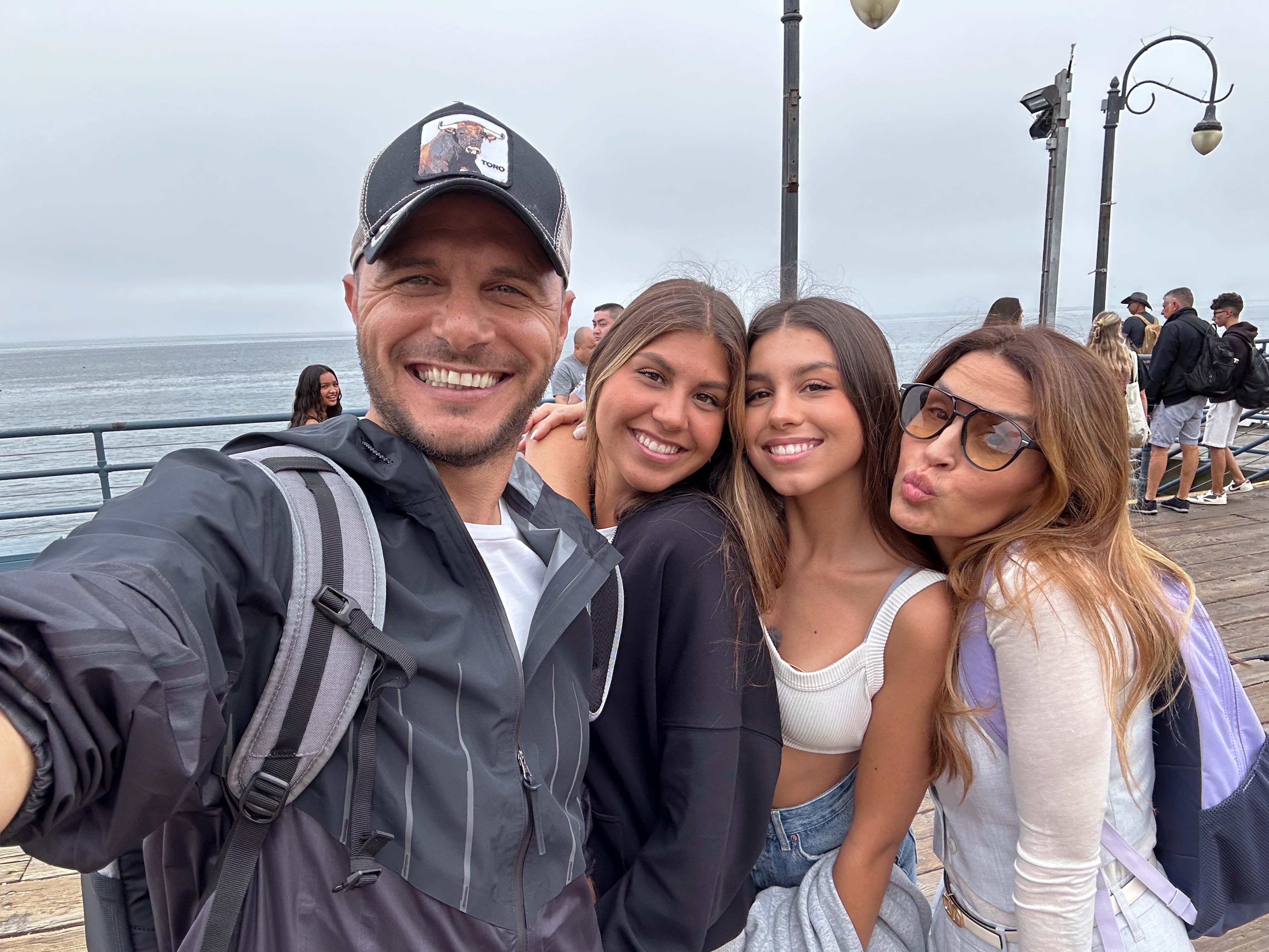 Joaquín Sánchez, Susana Saborido y sus hijas Salma y Daniela