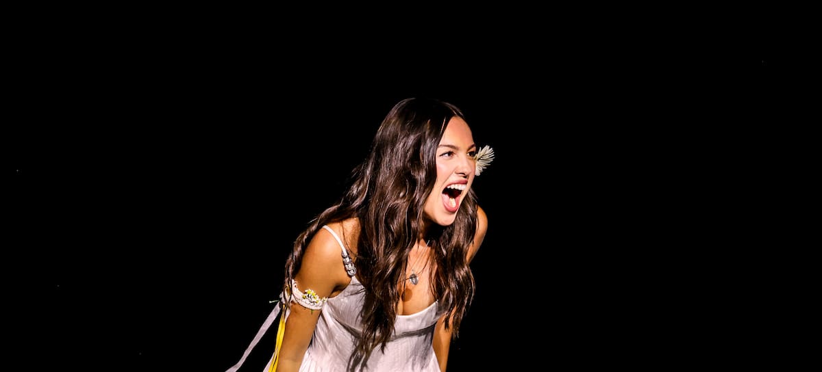 Olivia Rodrigo habla en el escenario del Festival Daisy Chain Fields 2026, celebrado en Great Park el 29 de agosto de 2026 en Irvine, California. (Foto de River Callaway/WWD vía Getty Images)