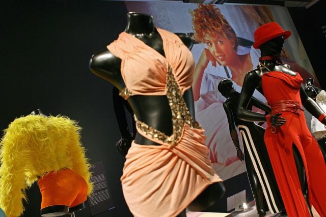 La ropa que faltaba en la anterior foto está aquí: la exposición dedicada a Kylie en el Victoria & Albert Museum de Londres (2007).