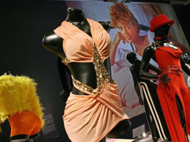 La ropa que faltaba en la anterior foto está aquí: la exposición dedicada a Kylie en el Victoria & Albert Museum de Londres (2007).