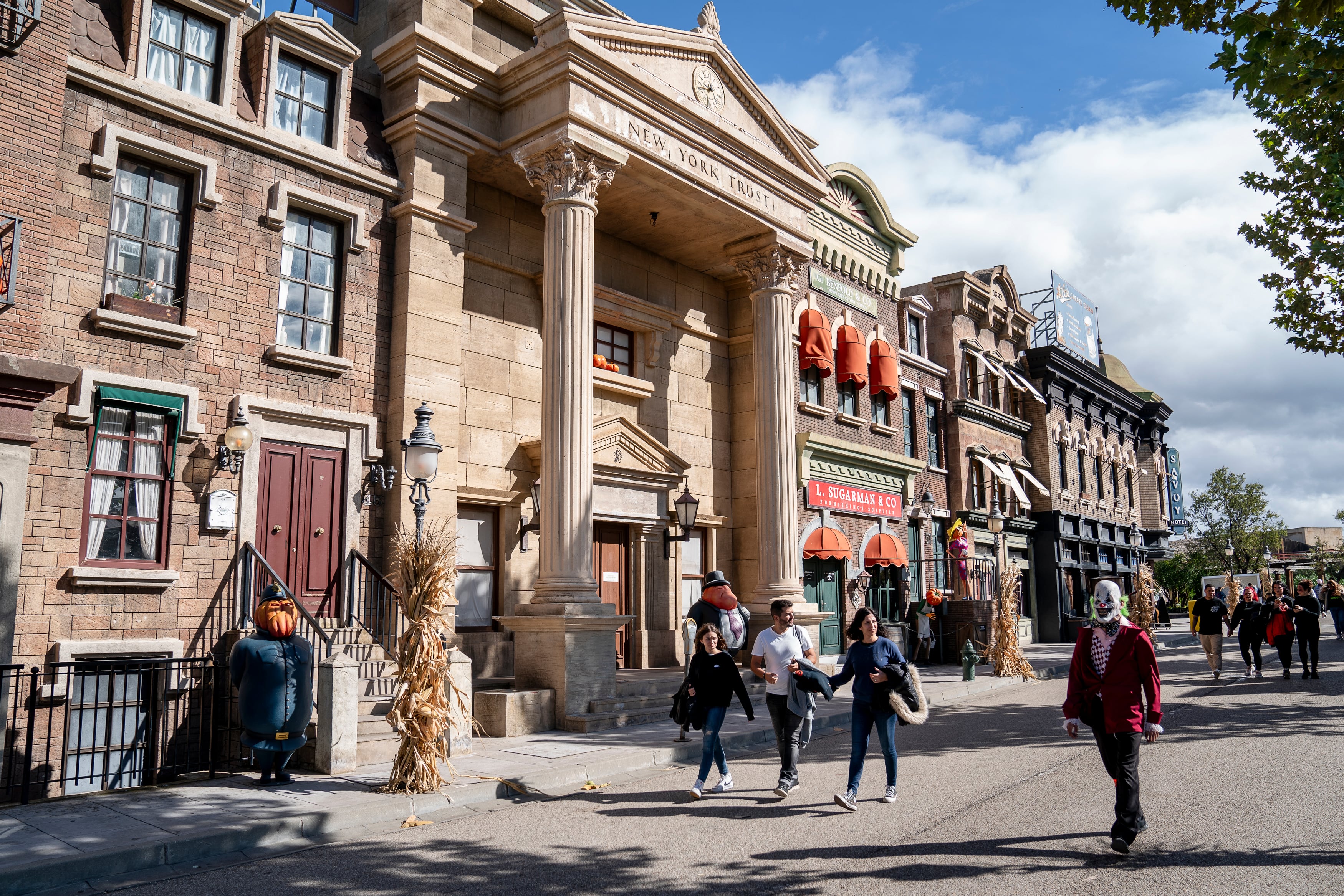 La avenida urbana dentro del Parque Warner de Madrid con decoración de Halloween. /  A. Perez Meca/Europa Press via Getty