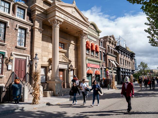 La avenida urbana dentro del Parque Warner de Madrid con decoración de Halloween. / A. Perez Meca/Europa Press via Getty