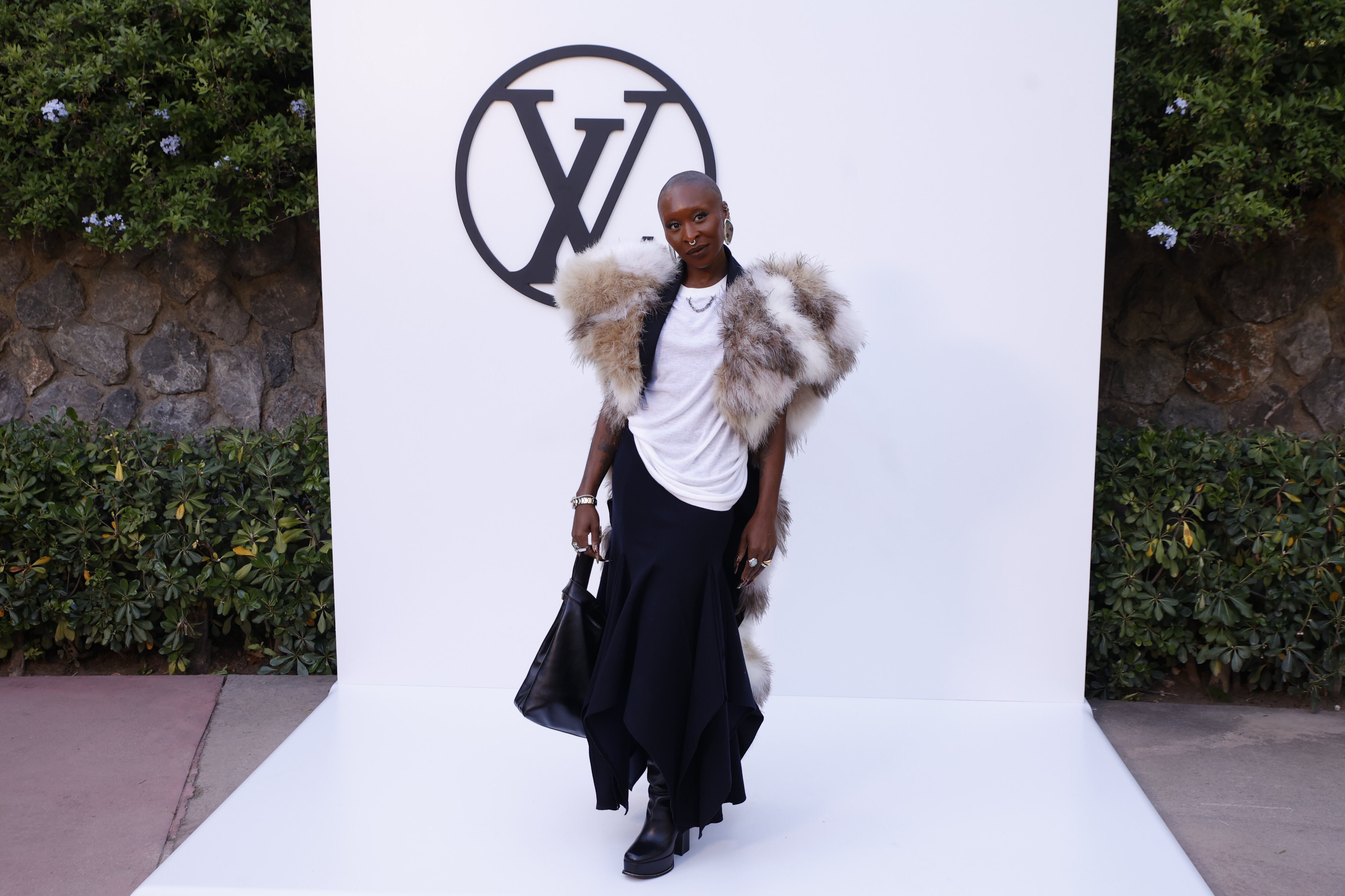 No tenemos claro que las pieles sean las ideales para este calor que ya tenemos en España, pero es lo que ha escogido la dos veces nominada al Oscar, Cynthia Erivo. Era el chal con cola el que se llevaba el protagonismo de un outfit bastante básico con camiseta blanca y falda negra asimétrica y con volantes.