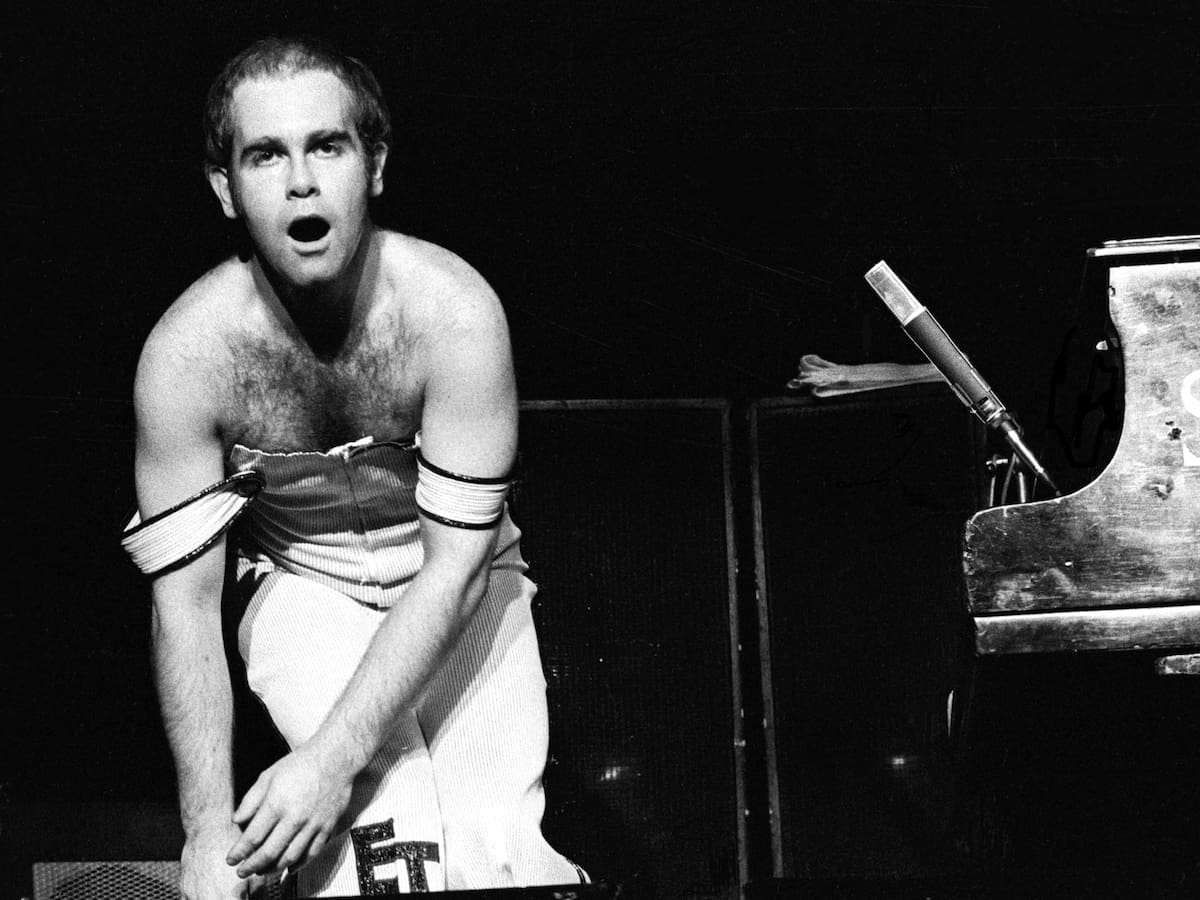 Elton John: Una broma de Groucho Marx, origen del título de su sexto álbum