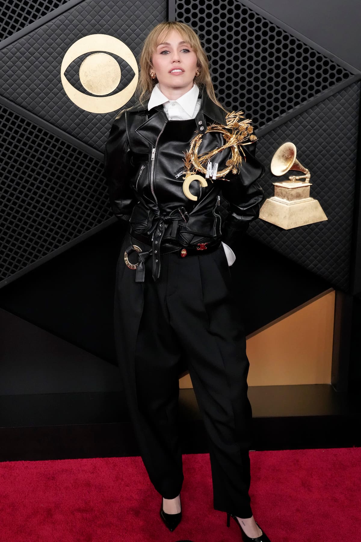 Siempre diferente, Miley rehusó el típico vestido para lucir un estilismo en clave masculina. Un pantalón de corte sastre con chaqueta de cuero, diseño de Celine. Aunque las miradas se iban al broche XL de su solapa.