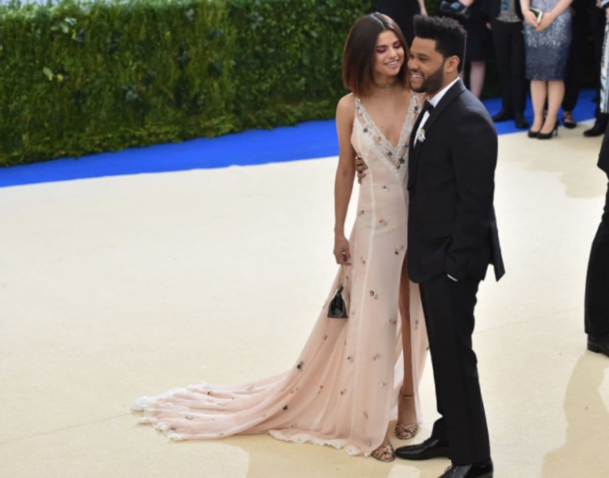Con su 1,65 mts de altura, Selena Gómez es más baja que su novio. The Wekknd mide 1,73, aunque no tienen mucha diferencia.