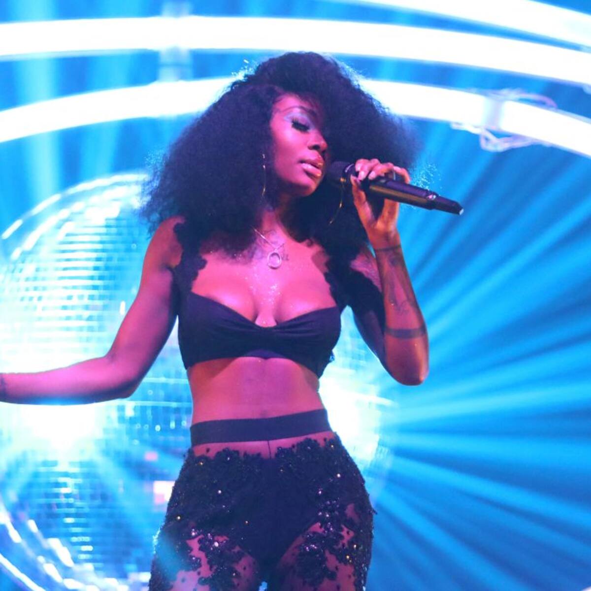 ¿Quién es Summer Walker, la explosiva artista que igualó el récord de Taylor Swift?