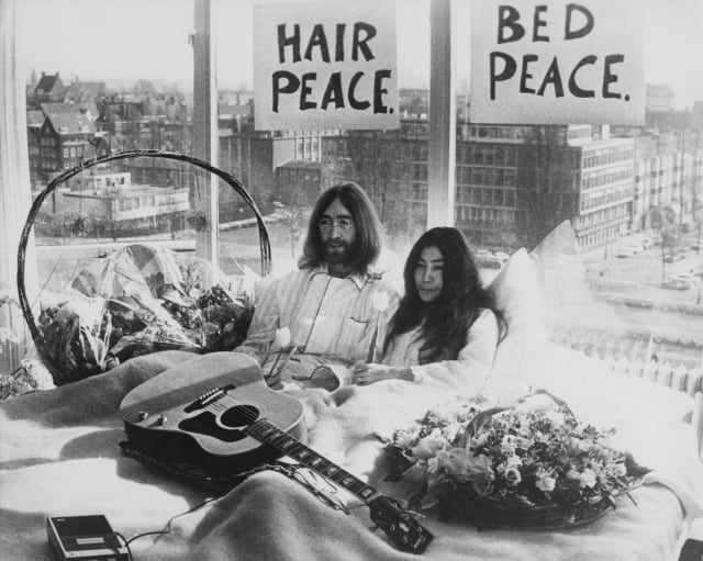 John Lennon y Yoko Ono en la cama del hotel de Ámsterdam en 1969