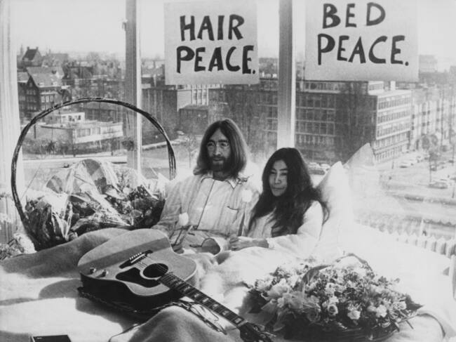 John Lennon y Yoko Ono en la cama del hotel de Ámsterdam en 1969