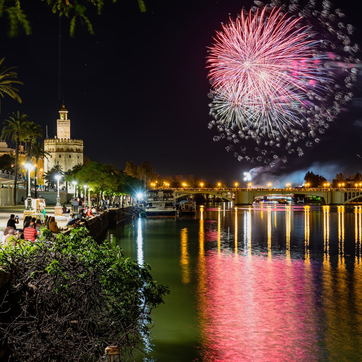 Llega el fin de la Feria de Sevilla 2026: a qué hora son los fuegos artificiales y los mejores lugares para verlos