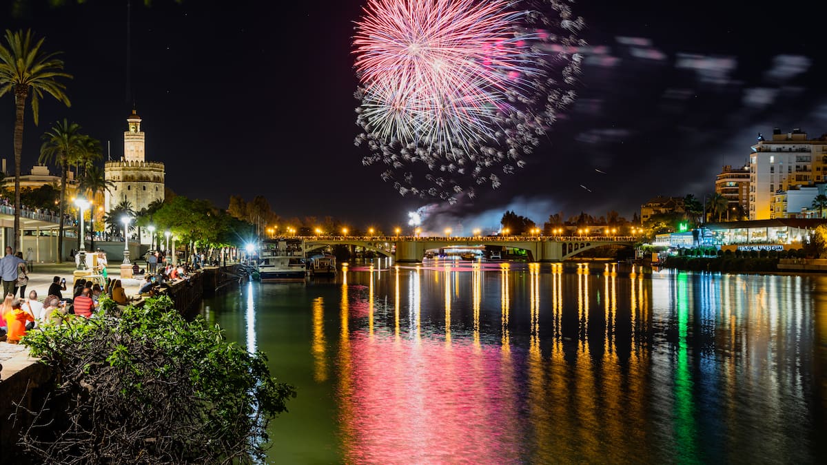 Llega el fin de la Feria de Sevilla 2026: a qué hora son los fuegos artificiales y los mejores lugares para verlos