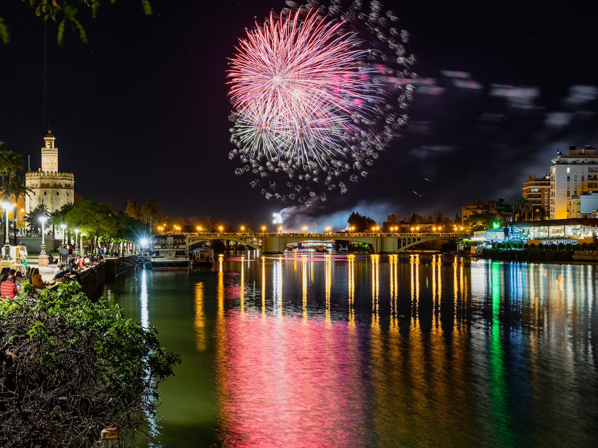 Llega el fin de la Feria de Sevilla 2026: a qué hora son los fuegos artificiales y los mejores lugares para verlos