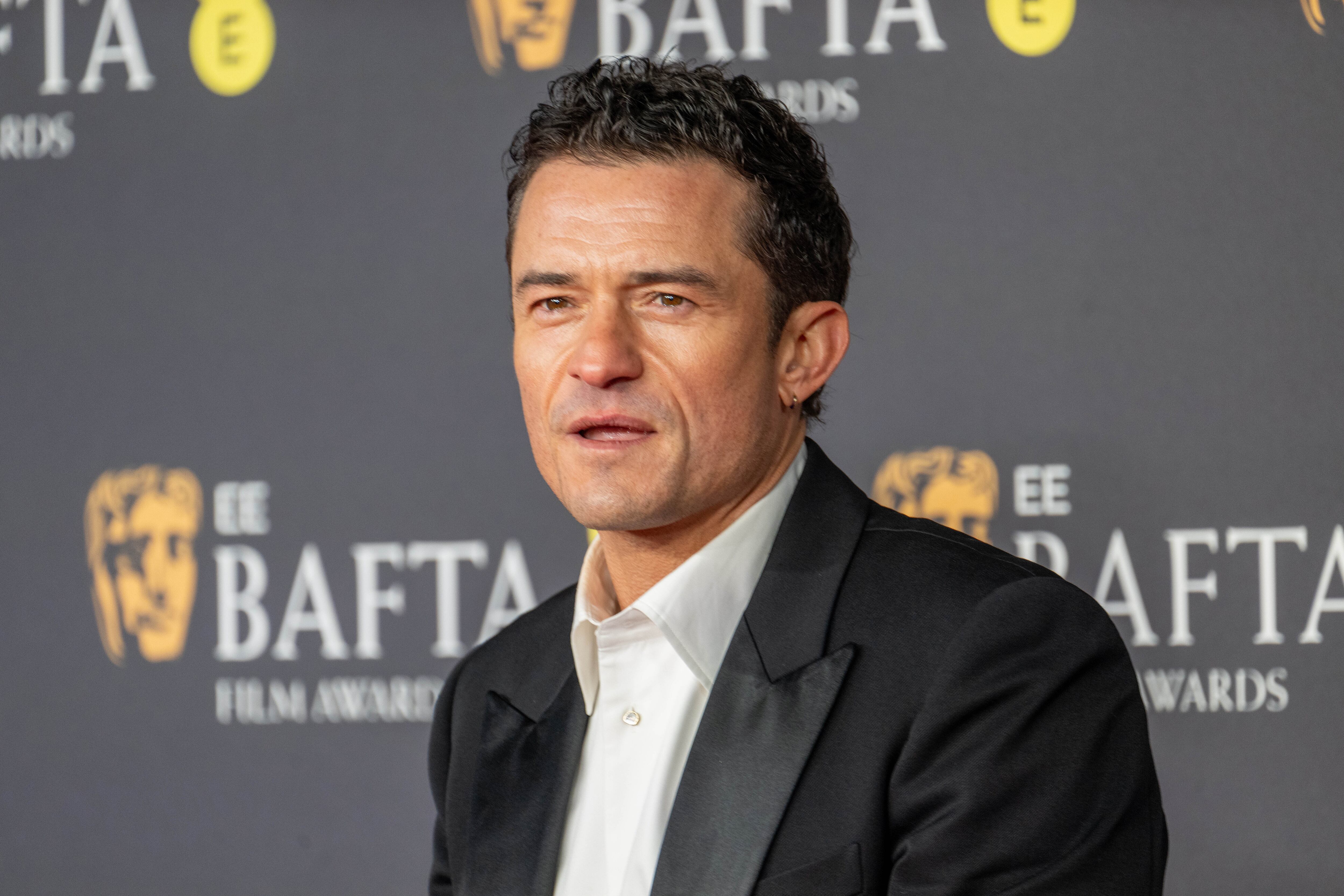 Un clásico entre los clásicos con Orlando Bloom de esmoquin negro en la alfombra roja de los premios BAFTA 2025