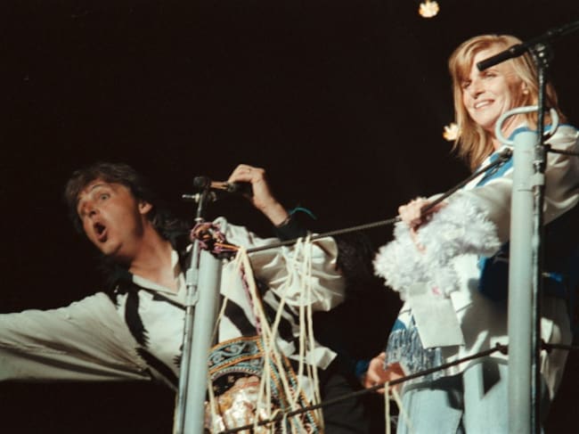 Paul McCartney y Linda, fotografiados en un show en Minneapolis, en 1993.