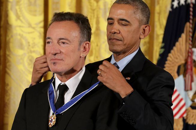 En 2016, Barack Obama condecoró a Bruce Springsteen con la Medalla Presidencial de la Libertad.