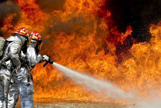 Bomberos apagando un fuego.