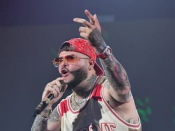 Farruko pide perdón por las letras de sus canciones en mitad de un concierto