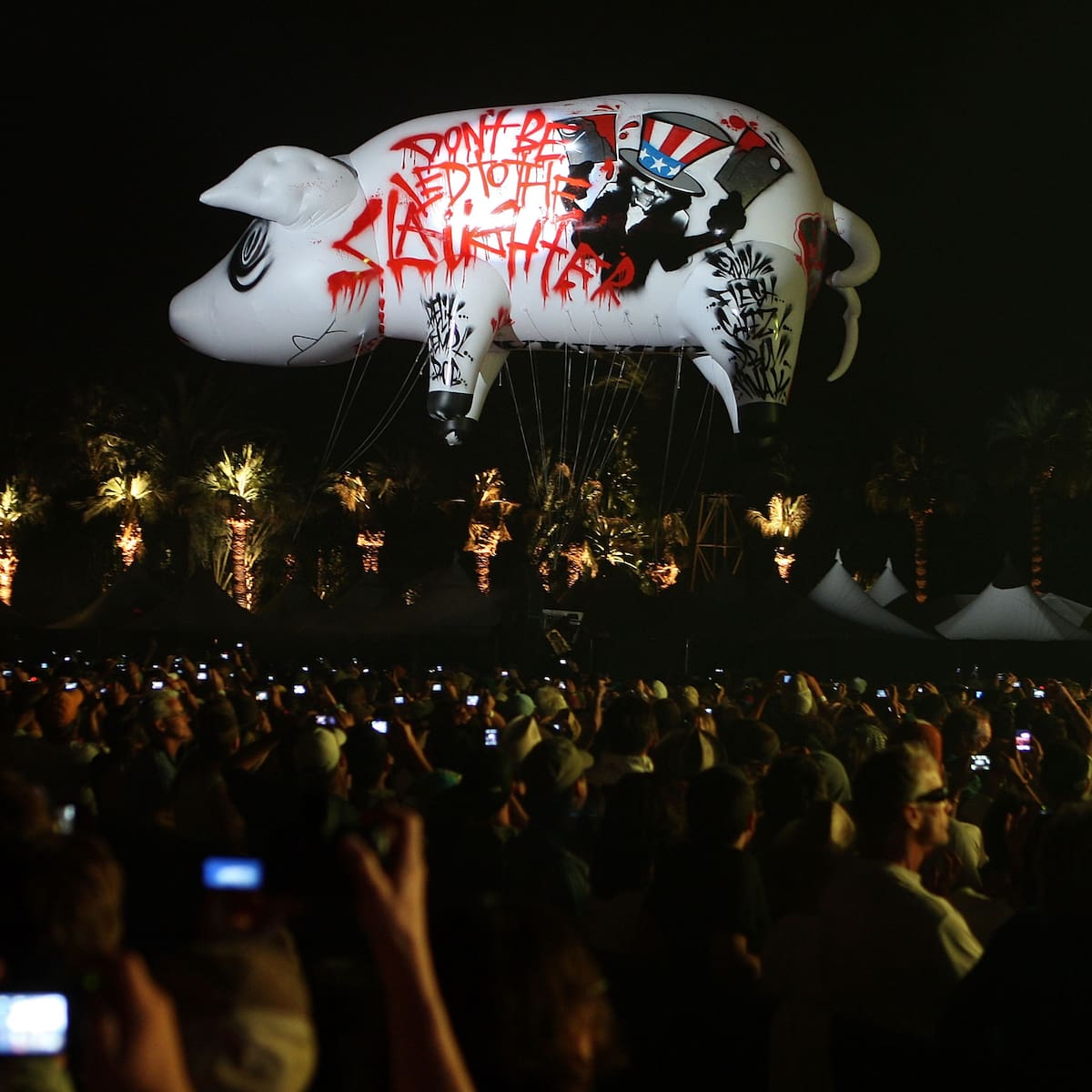 Coachella y el misterioso cerdo inflable que terminó en una recompensa de 10.000 dólares