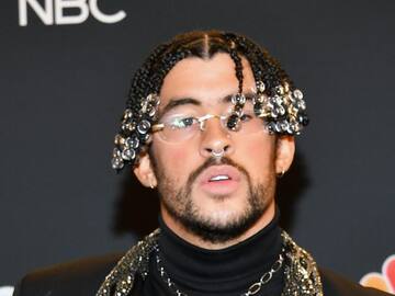 BAD BUNNY POSA SIN CAMISETA LUCIENDO ABDOMINALES Y TODOS SE FIJAN EN EL MÓVIL