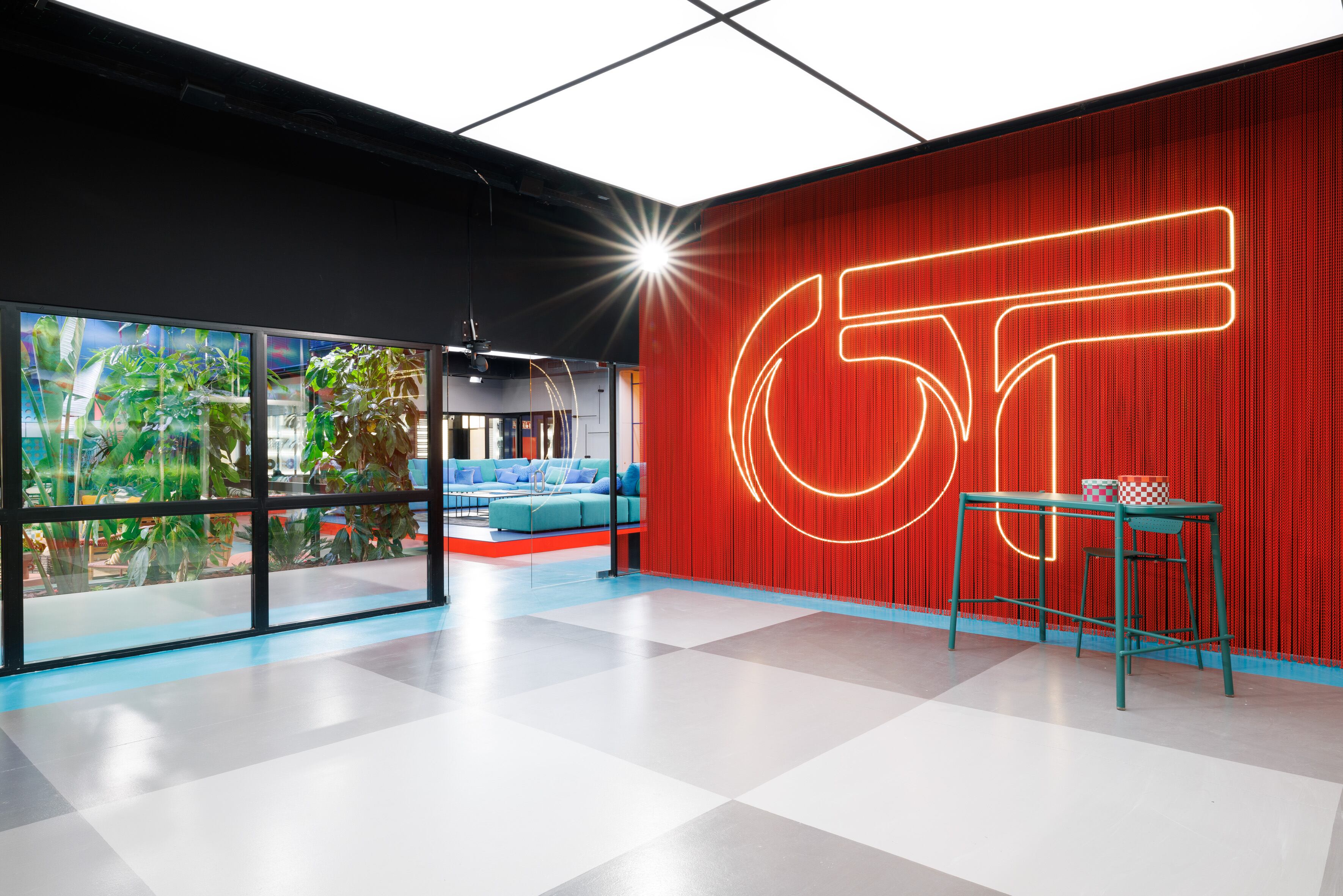 Lo que primero verán los nuevos concursantes será el nuevo logo de OT presidiendo la Academia. ¿Quién no querría hacerse una foto ahí?