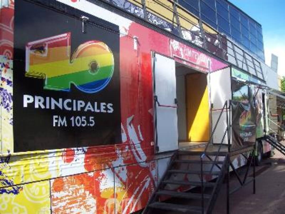 Camión 40 Principales y John Foos en el show The Black Eyed Peas